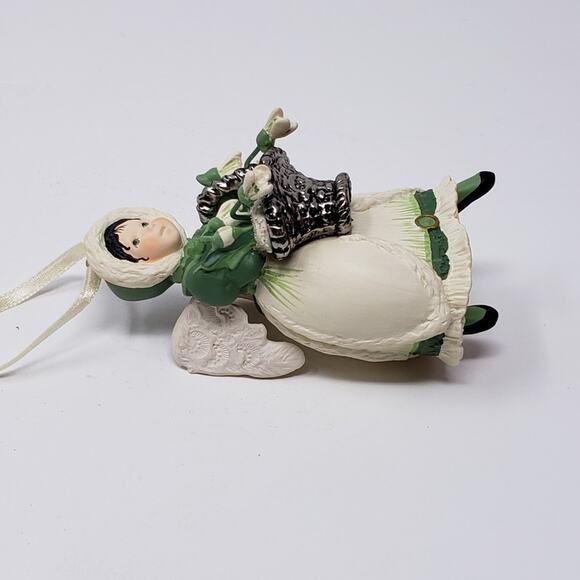 1997 Hallmark Snowdrop Angel Handcrafted Keepsake Holiday Christmas ornament. - Picture 5 of 8